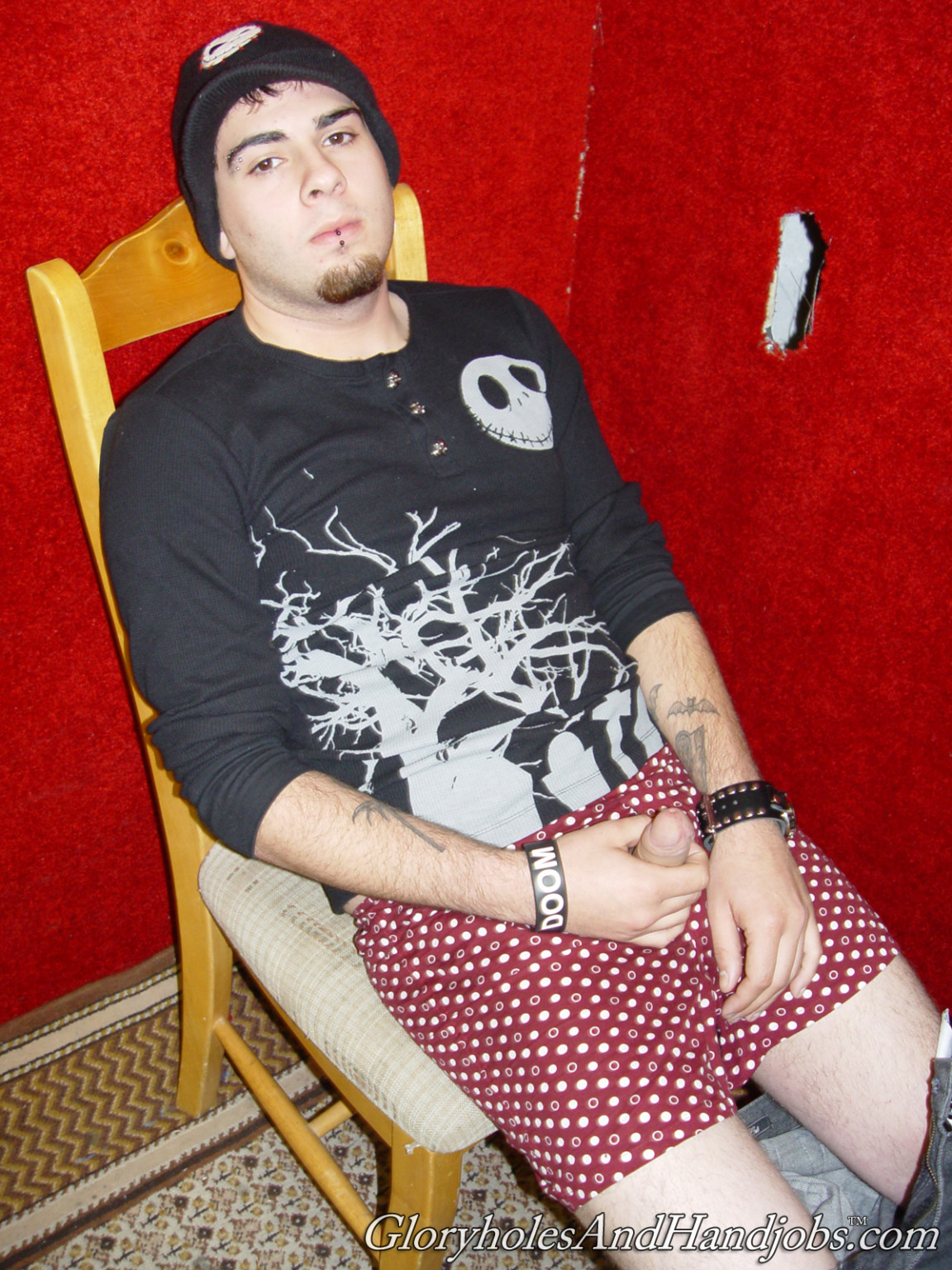 Un chico cachondo chupando una fuerte polla en una acción de gloryhole gay
 #76960568