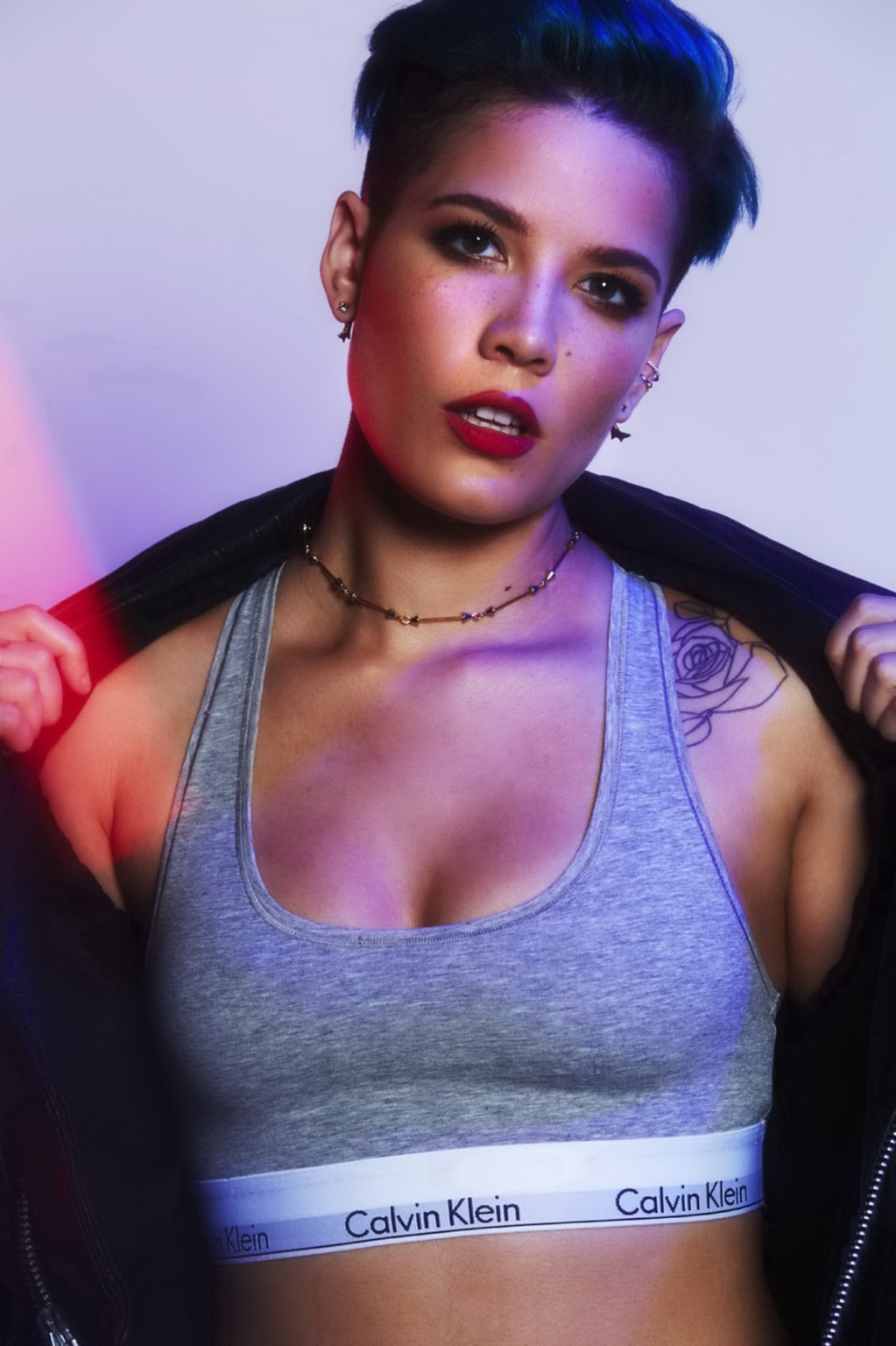 Vollbusige Halsey posiert in winzigem Badeanzug und Dessous
 #75149636