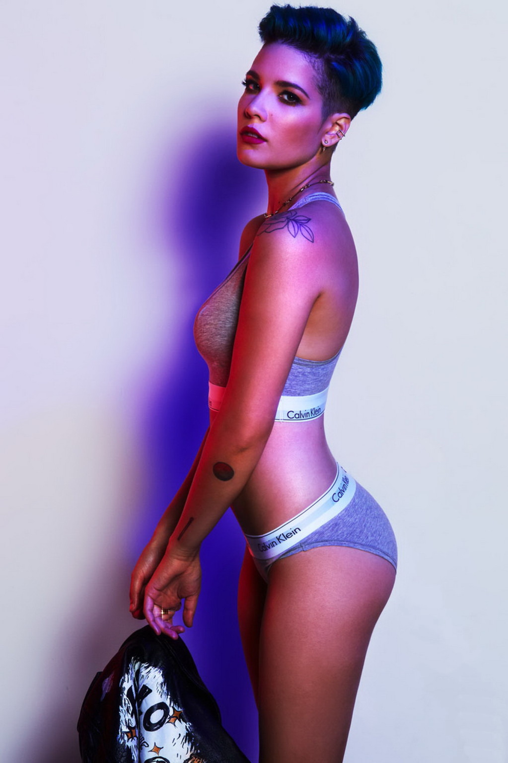 Halsey aux gros seins posant dans un minuscule maillot de bain et de la lingerie
 #75149660