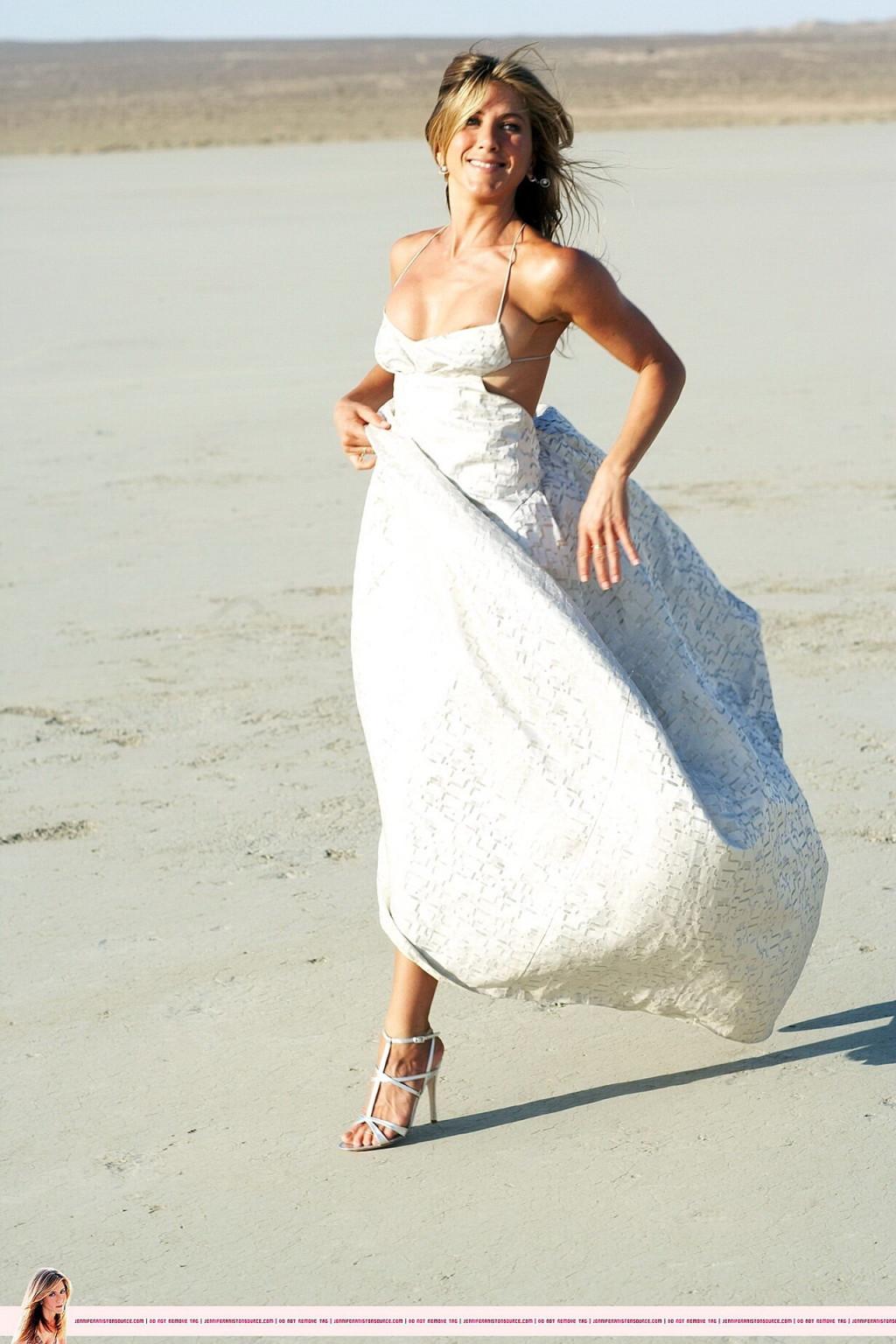 ジェニファー・アニストン、「ハーパース・バザー」のビーチ写真撮影でニップスリップ寸前に
 #75337024