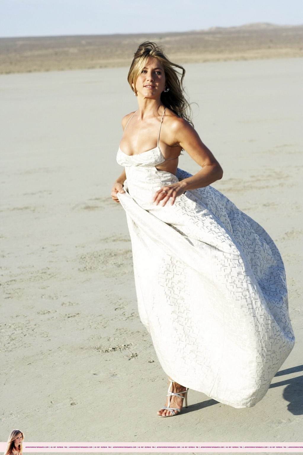 ジェニファー・アニストン、「ハーパース・バザー」のビーチ写真撮影でニップスリップ寸前に
 #75337028