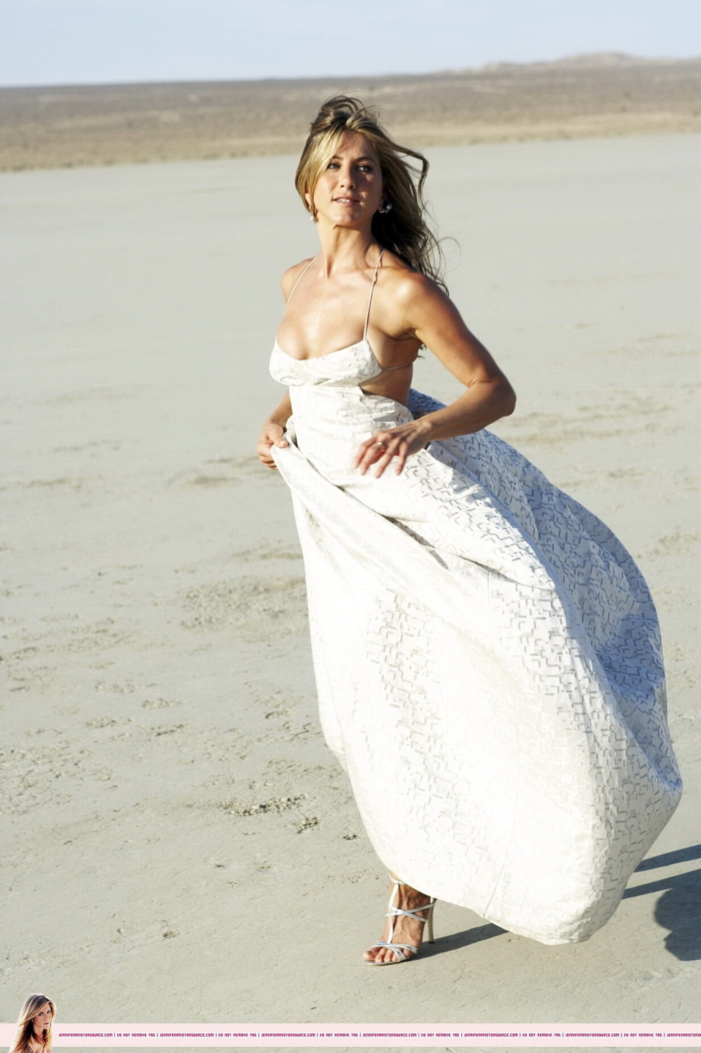 Jennifer Aniston verrutscht fast beim 'Harper's Bazaar' Strand-Fotoshooting
 #75337028