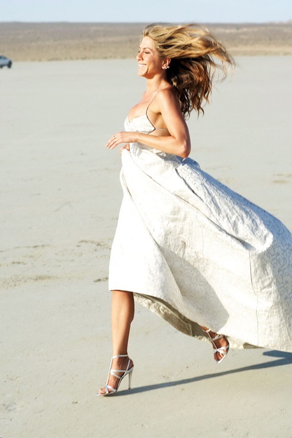 Jennifer Aniston verrutscht fast beim 'Harper's Bazaar' Strand-Fotoshooting
 #75337036