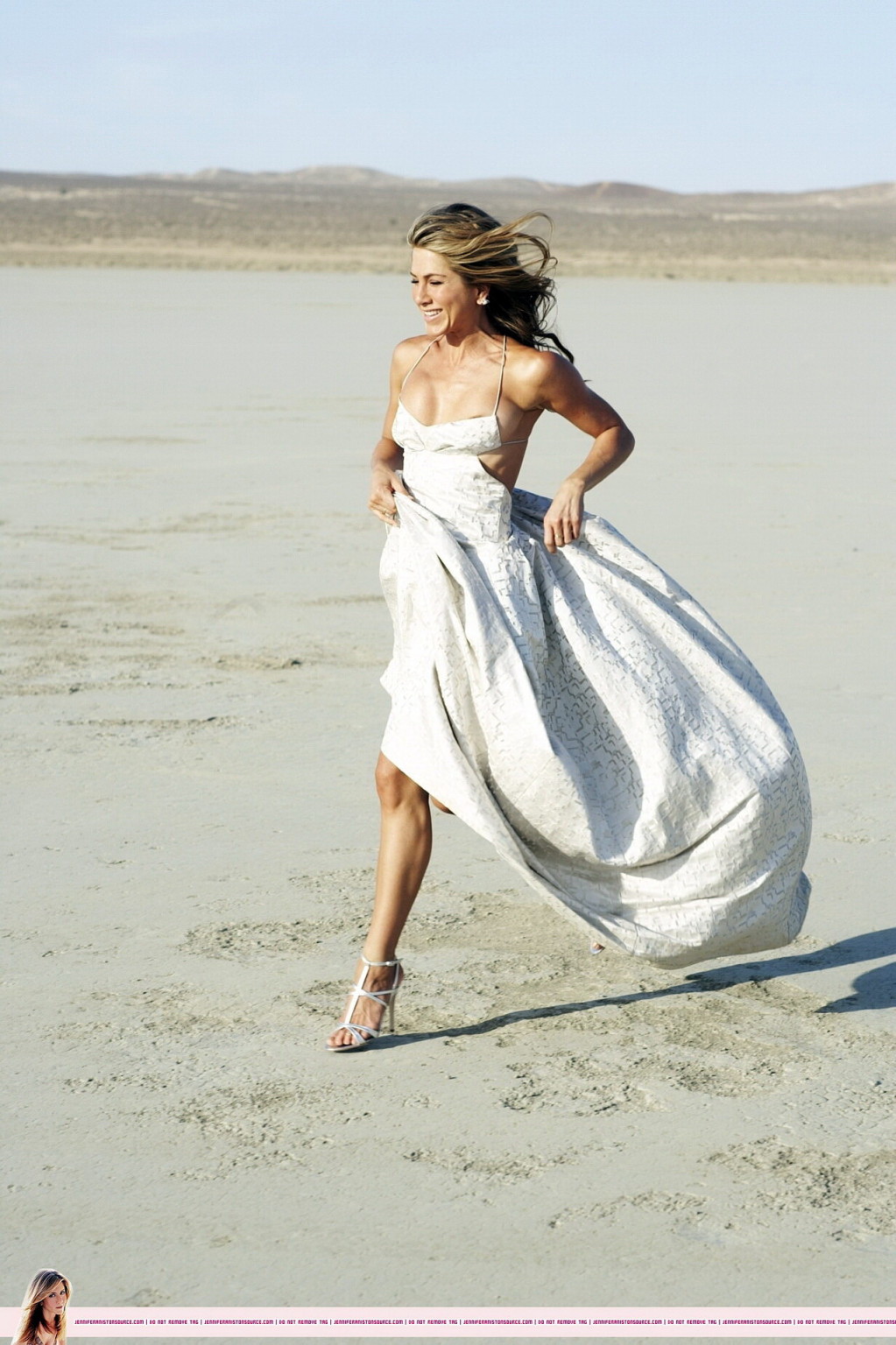 Jennifer Aniston verrutscht fast beim 'Harper's Bazaar' Strand-Fotoshooting
 #75337047