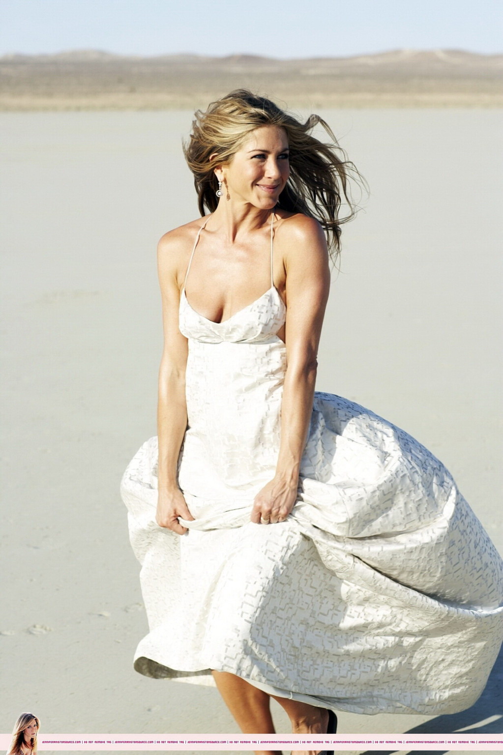 Jennifer aniston casi se le resbala el pezón en la sesión de fotos de playa de 'harper's bazaar'
 #75337052