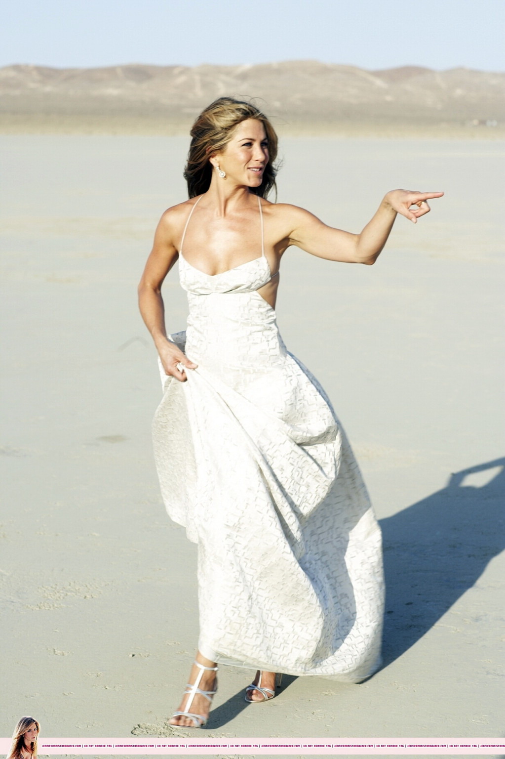 Jennifer Aniston verrutscht fast beim 'Harper's Bazaar' Strand-Fotoshooting
 #75337065