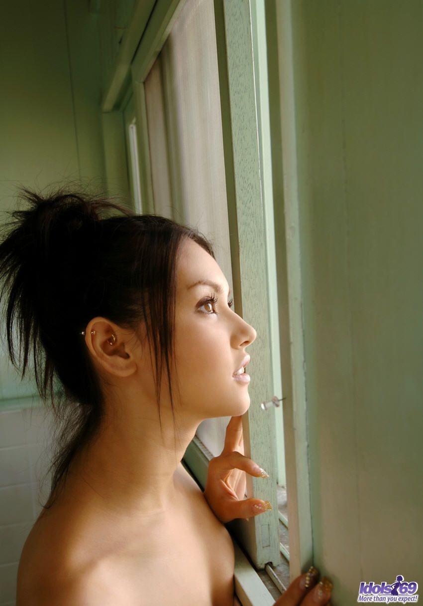 Asiatisches Model zieht sich aus, um ihren schönen Arsch zu zeigen
 #69842195