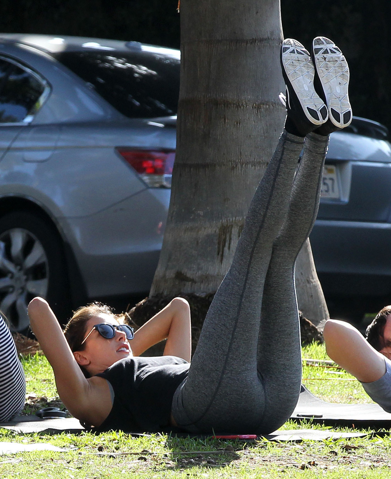 Alessandra ambrosio zeigt ihren Arsch in Strumpfhosen beim Workout in einem Park in S
 #75178928