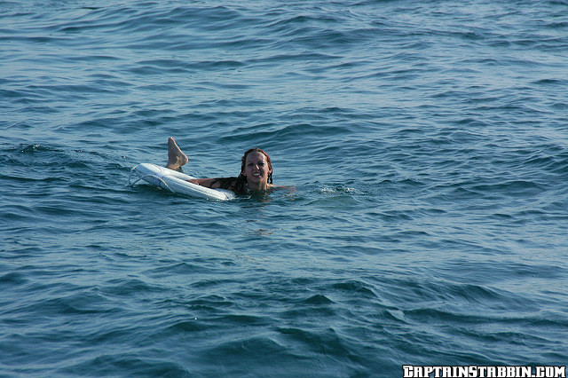 Giovane calda si fa sbattere sul lato di una barca in mare aperto
 #69018862