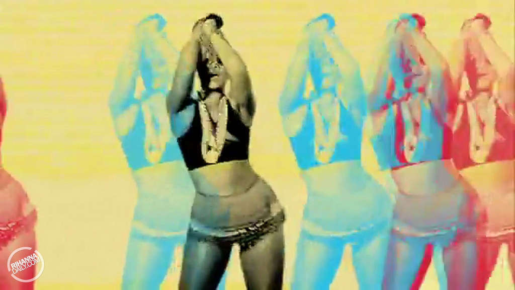 Rihanna se ve caliente en su video musical y exponiendo las tetas
 #75359943