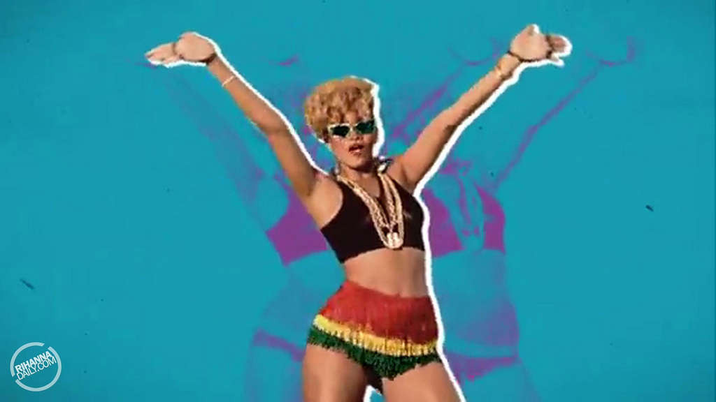 Rihanna se ve caliente en su video musical y exponiendo las tetas
 #75359951