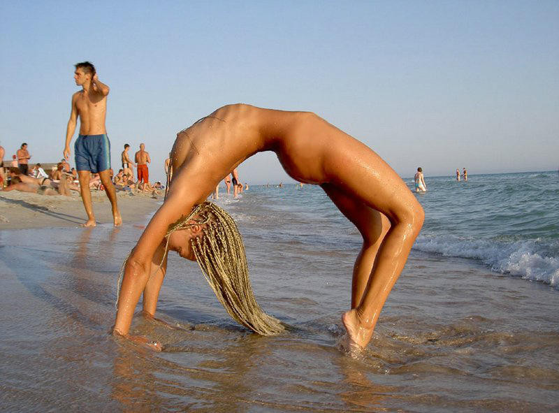 Une jeune blonde nudiste russe se baigne à poil.
 #72256627