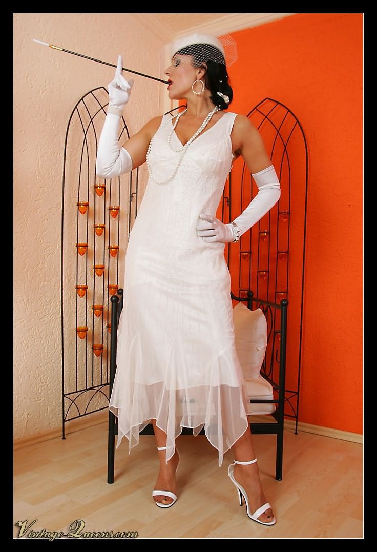 Glamouröse Vintage-Queen in sexy weißem Kleid und Nylons
 #76480273