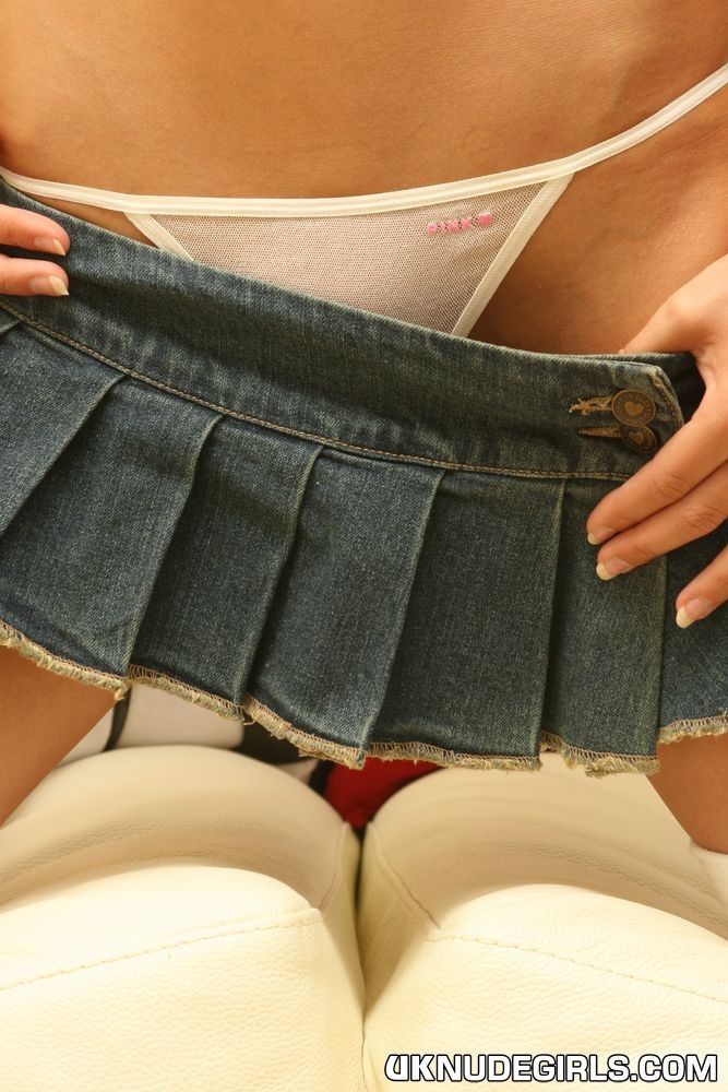 Joven británica lacey stripping diminuta falda de los pantalones vaqueros y mostrando su pequeño castor
 #72598404