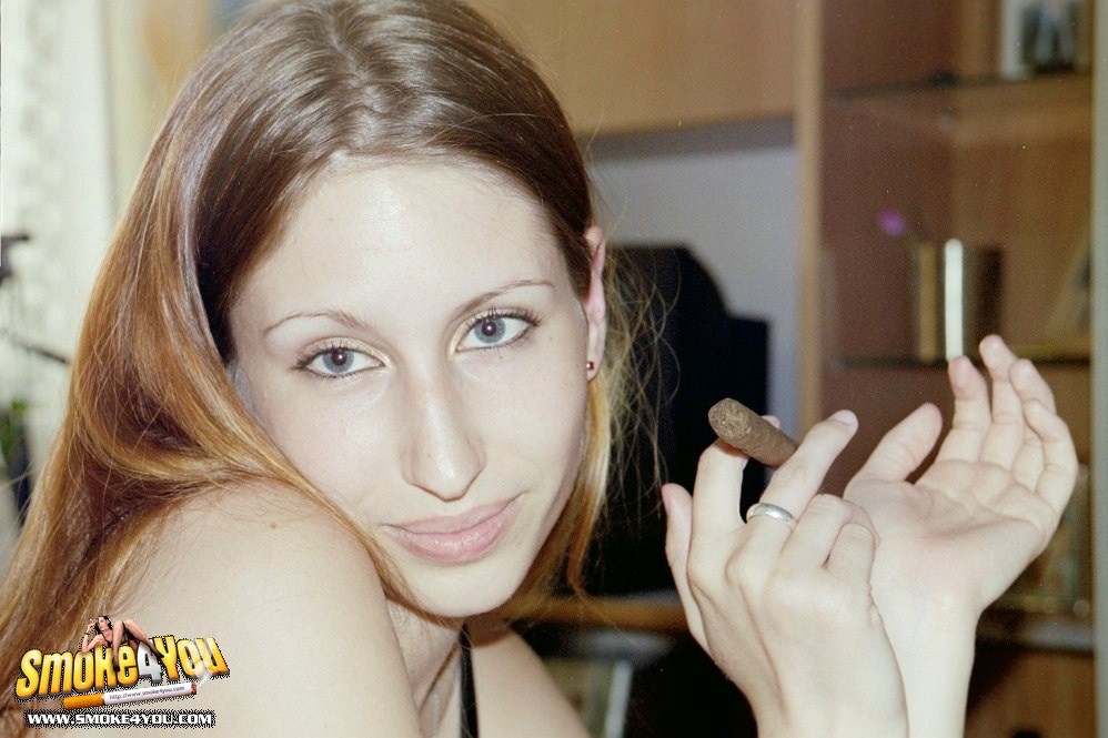 Anette Yvonne, étudiante ennuyeuse, fume un cigare.
 #76575984