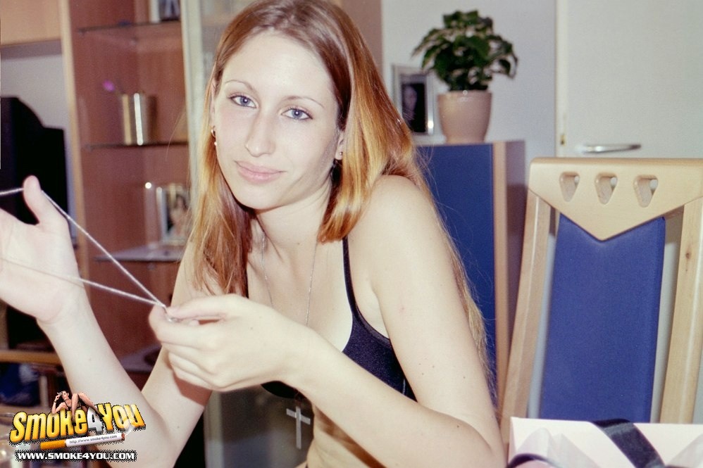 Gelangweilte Studentin Anette Yvonne pafft an einer Zigarre
 #76576022