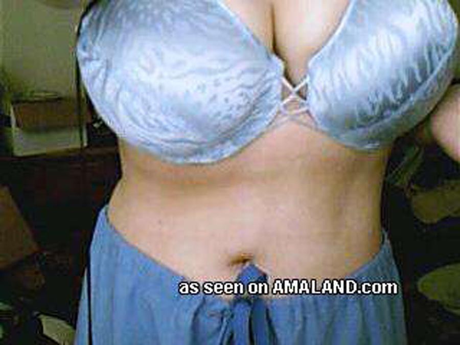 Une nana aux gros seins montrant ses seins à la caméra
 #71721588