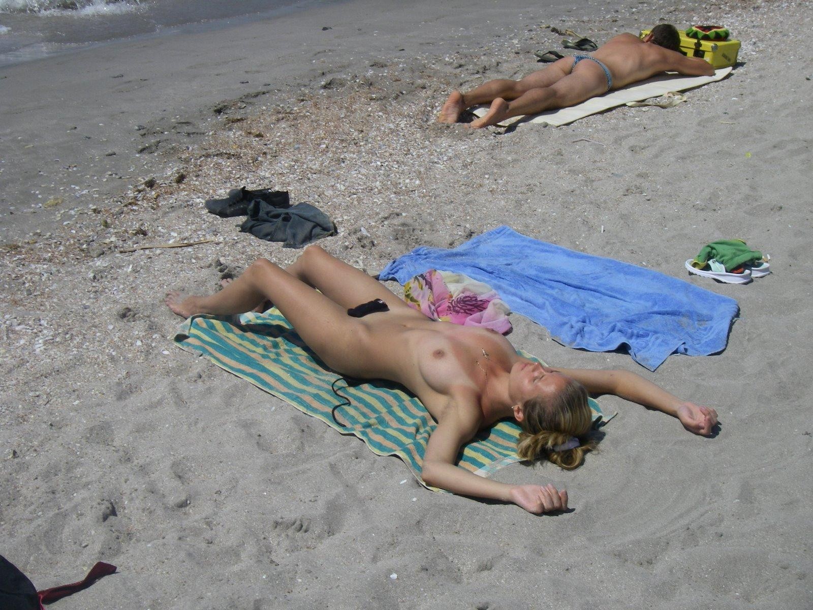 La température monte grâce à ces nudistes.
 #72249906