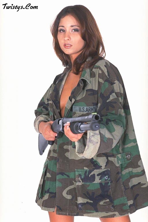 Caliente wanda clooney ejército nena con arma de defensa
 #72821443