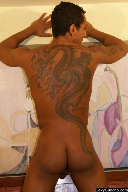 Tattooed gut aussehend Latino Homosexuell Hahn Junkie zeigt seine Waren
 #76898296