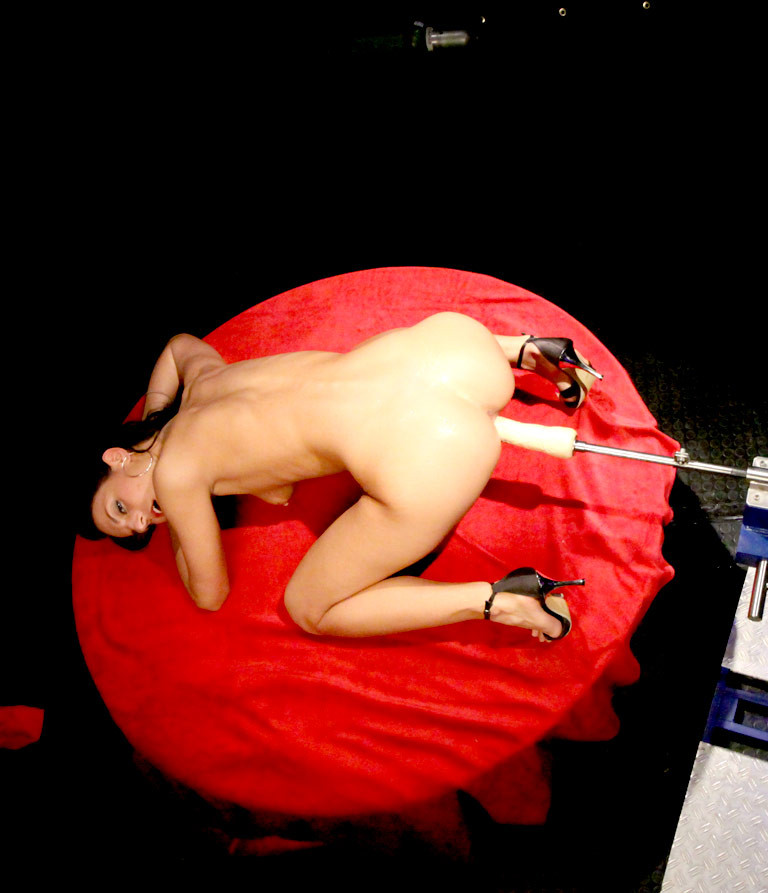 Impresionante morena desnuda se pone salvaje
 #78343134