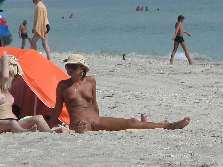 Rubia y morena desnudas bronceándose al aire libre
 #72254664