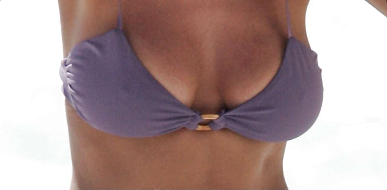 Lisa Snowdon mostrando le sue mutandine bianche upskirt in auto e sexy in bikini
 #75299577