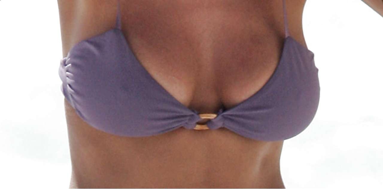 Lisa Snowdon mostrando sus bragas blancas con falda en el coche y sexy en bikini
 #75299577