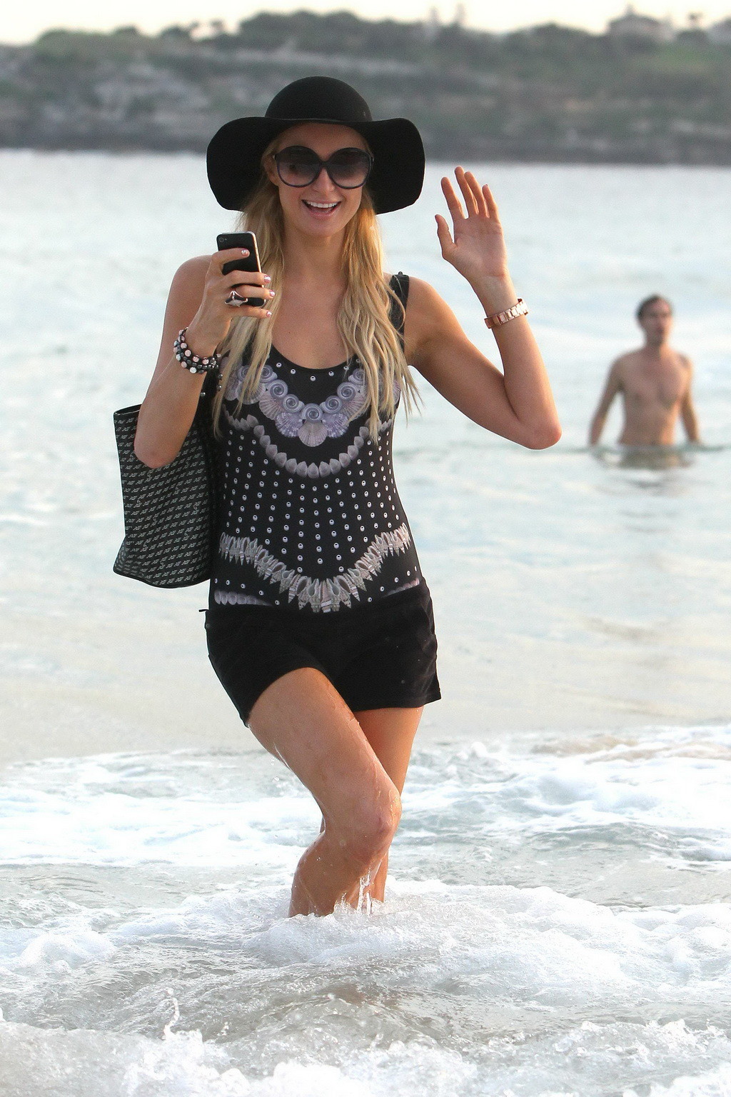 Paris Hilton montre son beau corps en short et haut à la plage de Bondi à Sydney.
 #75267774