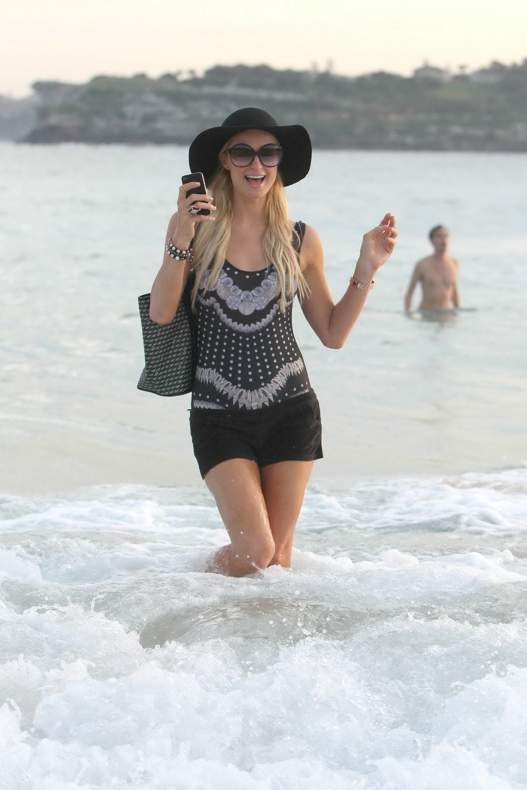 Paris Hilton montre son beau corps en short et haut à la plage de Bondi à Sydney.
 #75267776