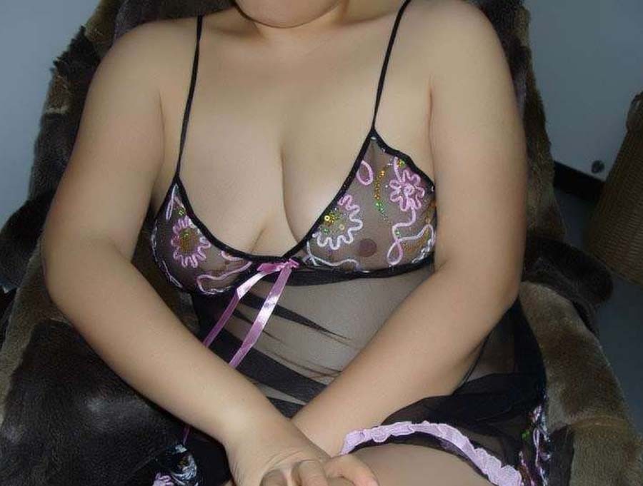 Photos d'une fille potelée dans sa lingerie coquine
 #71730951