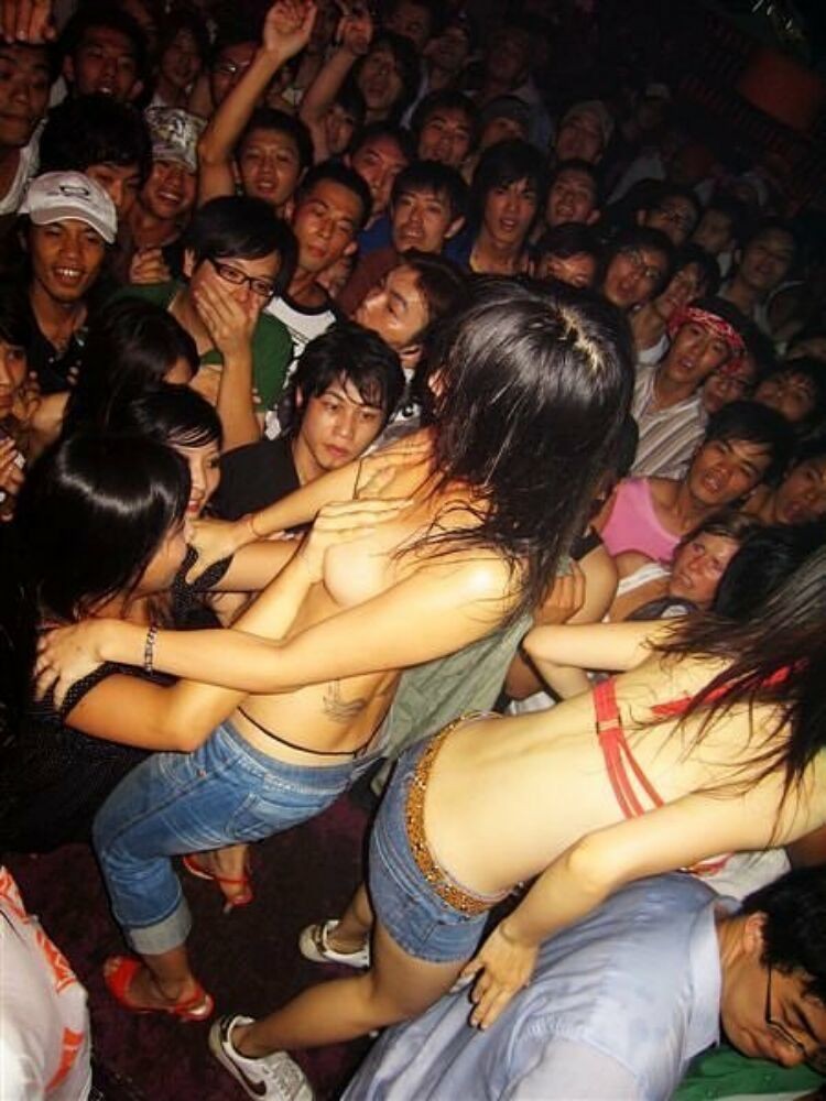Novias asiáticas expuestas posando y follando en cámara 6
 #67822285