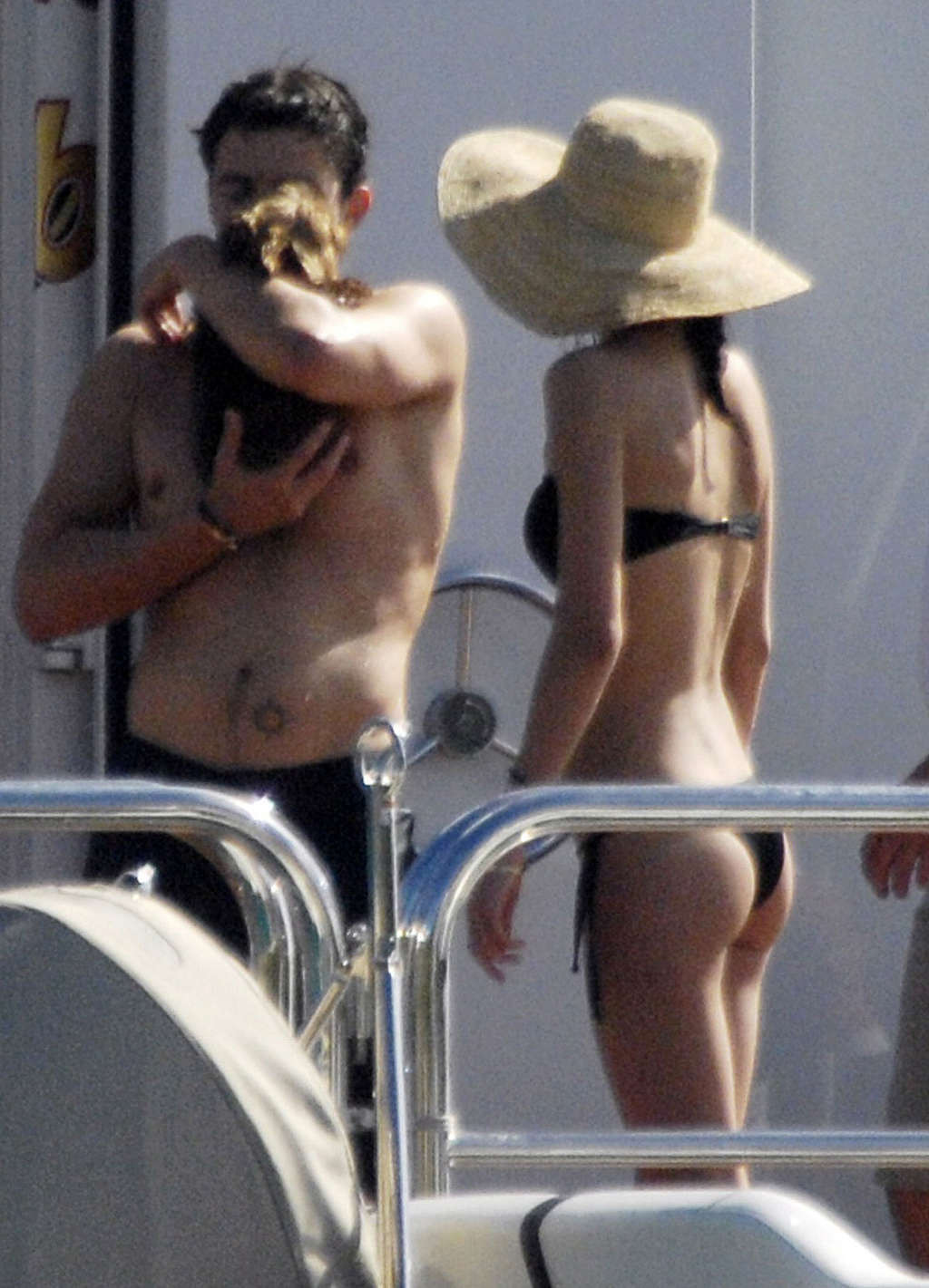 Miranda Kerr sieht sexy aus im schwarzen Bikini und ihr Arsch ist erstaunlich heiß
 #75362524
