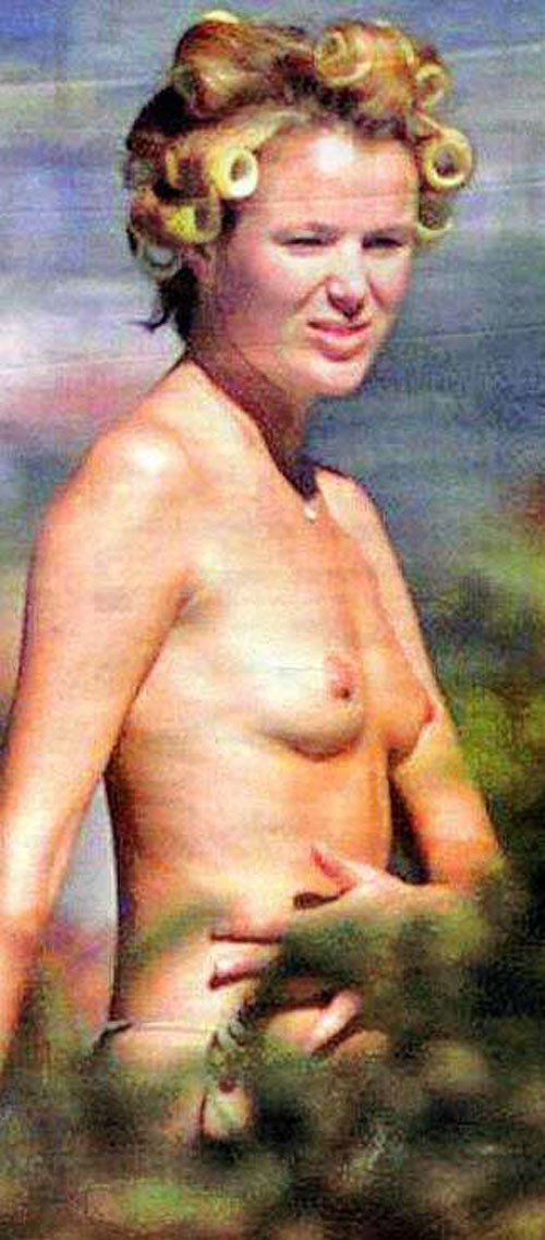 Amanda Holden montre ses seins et ses fesses.
 #75256519