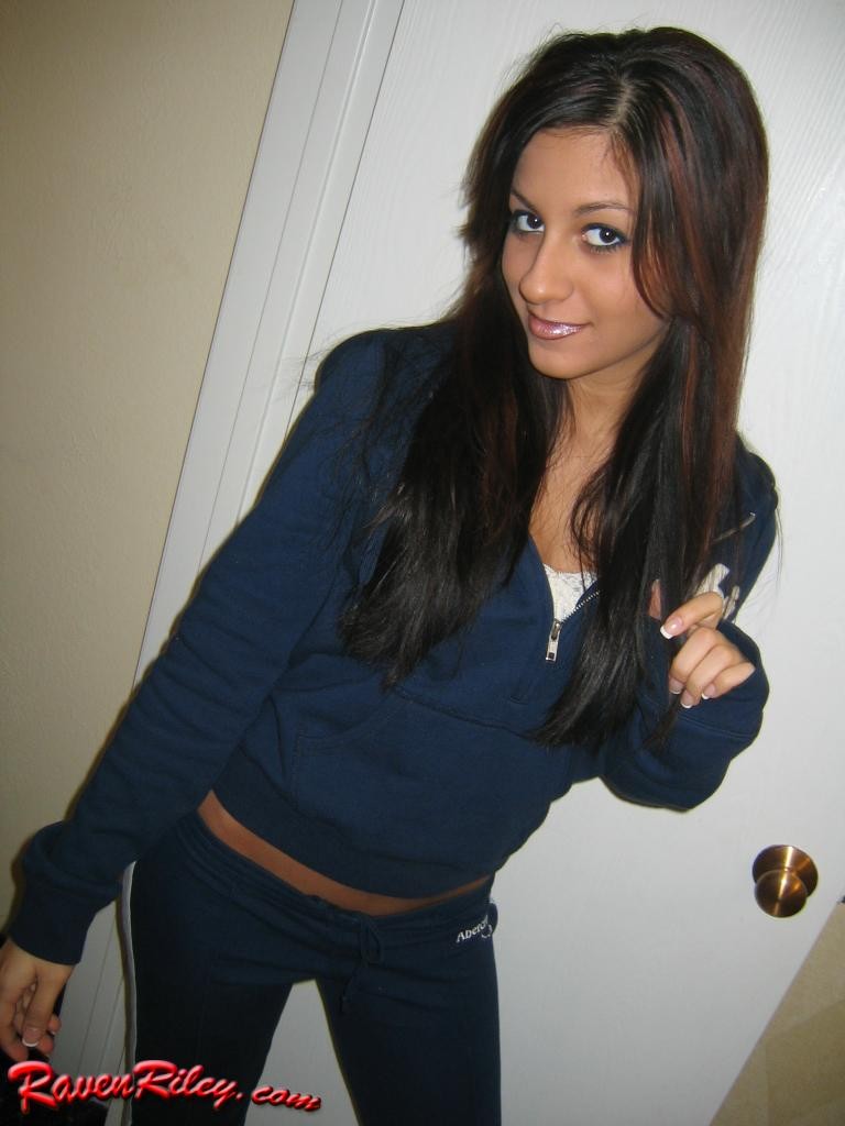 裸のティーンエイジャーが服を脱ぐ
 #75089231