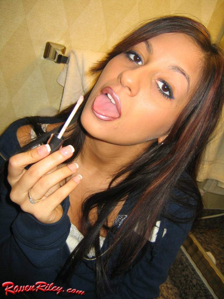 裸のティーンエイジャーが服を脱ぐ
 #75089262