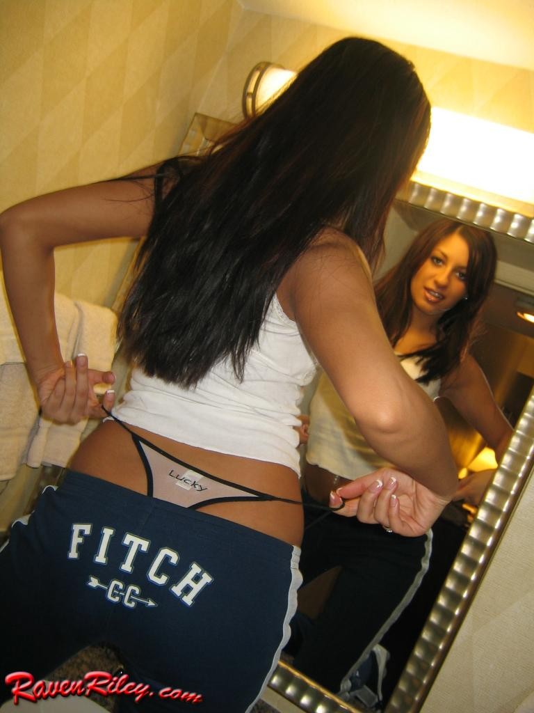 裸のティーンエイジャーが服を脱ぐ
 #75089287