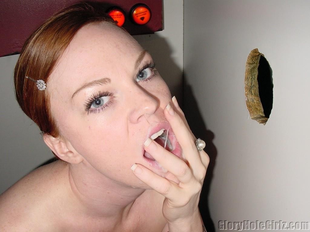 Eine Gloryhole-Schlampe mit schönen Augen saugt anonyme Schwänze
 #76058916