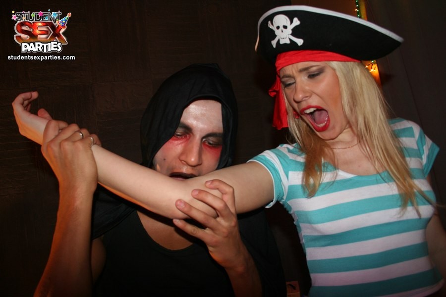 Una ragazza pirata viene scopata con forza
 #76769085