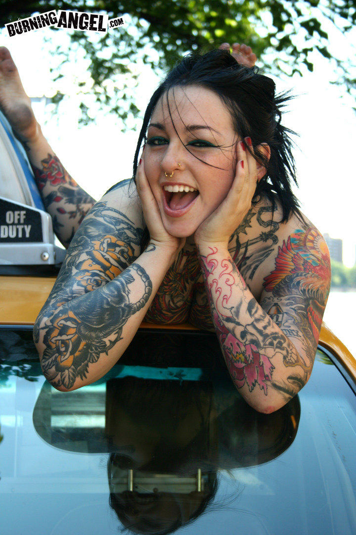 Zorra tatuada se desnuda al aire libre
 #70282632