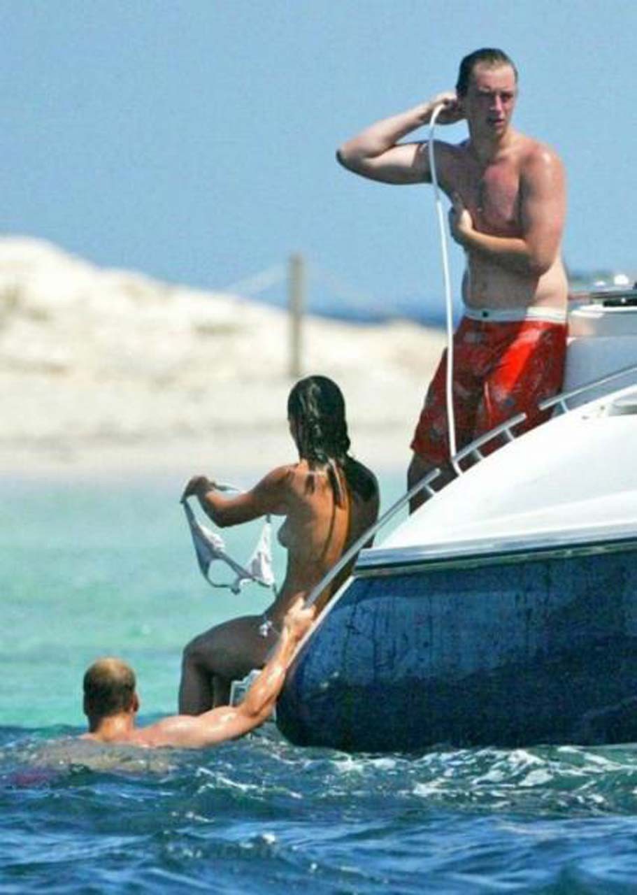 Pippa middleton dansant sans soutien-gorge et s'amusant en topless sur un yacht
 #75305284