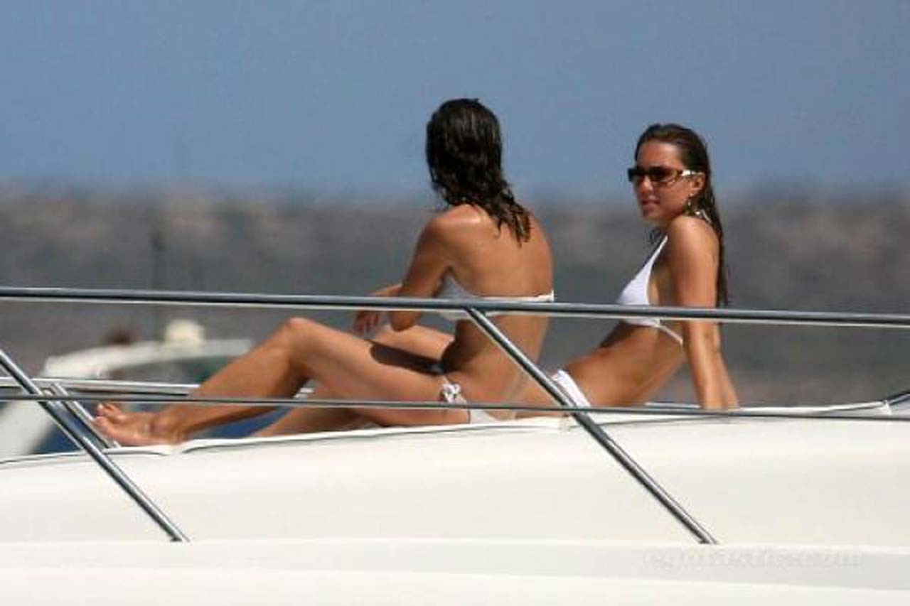 Pippa middleton dansant sans soutien-gorge et s'amusant en topless sur un yacht
 #75305287