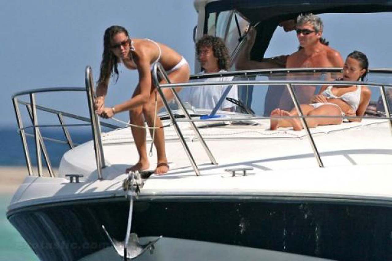Pippa middleton dansant sans soutien-gorge et s'amusant en topless sur un yacht
 #75305292