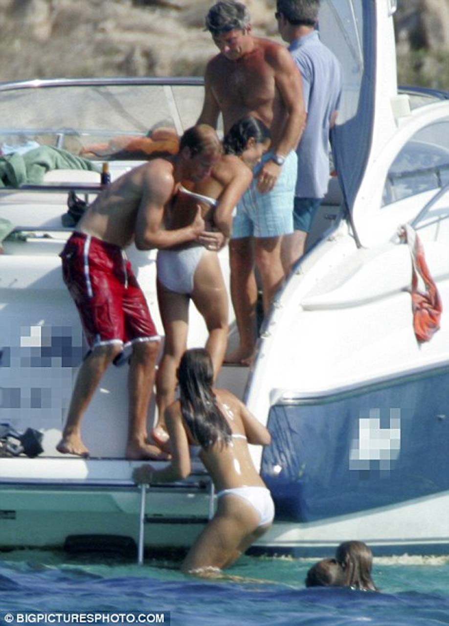 Pippa middleton dansant sans soutien-gorge et s'amusant en topless sur un yacht
 #75305299