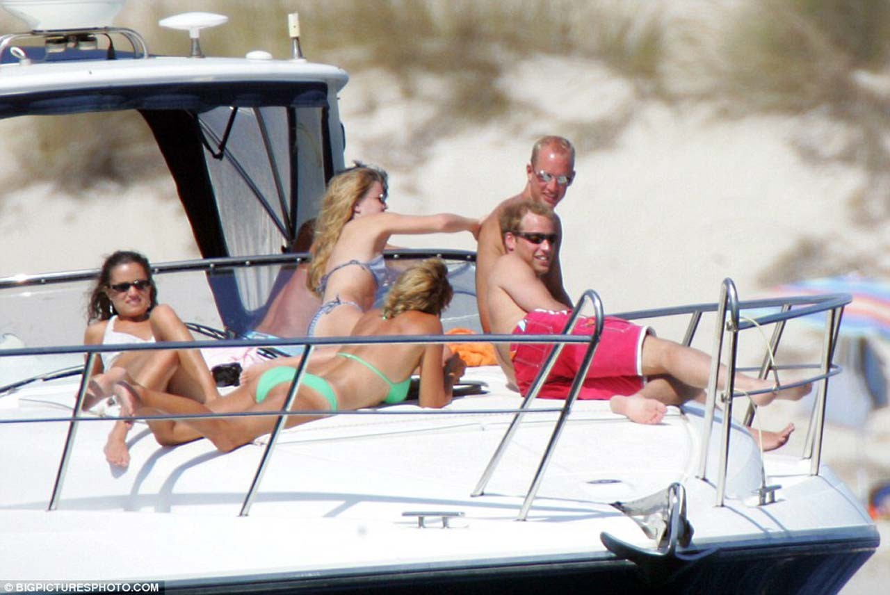 Pippa middleton dansant sans soutien-gorge et s'amusant en topless sur un yacht
 #75305301