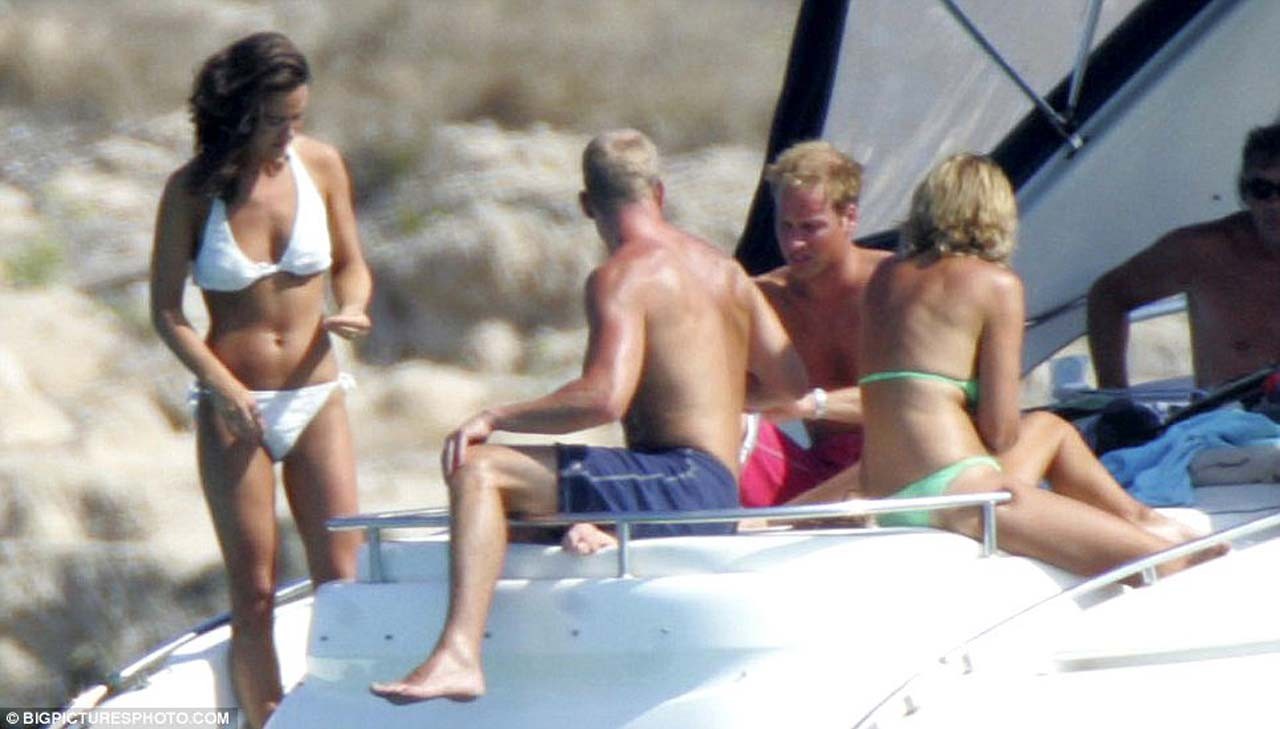 Pippa middleton dansant sans soutien-gorge et s'amusant en topless sur un yacht
 #75305302