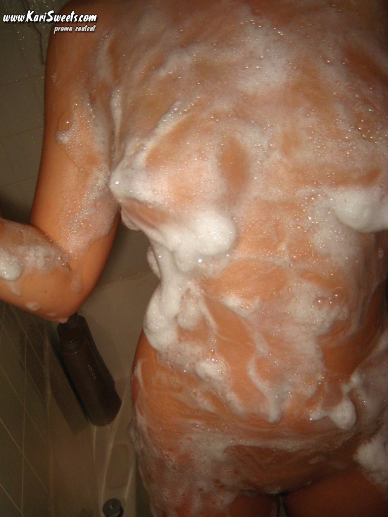 Autoscatto amatoriale teenager sotto la doccia
 #67578443