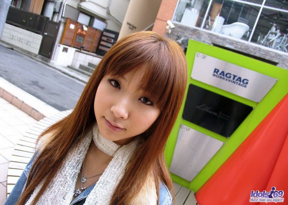 L'adolescente giapponese ruri mostra il culo perfetto e la figa calda
 #69764384