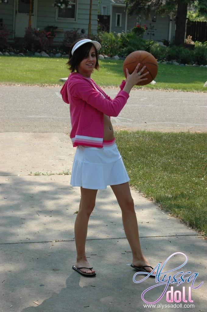 Jeune jouant au basket en jupe haute
 #78633078
