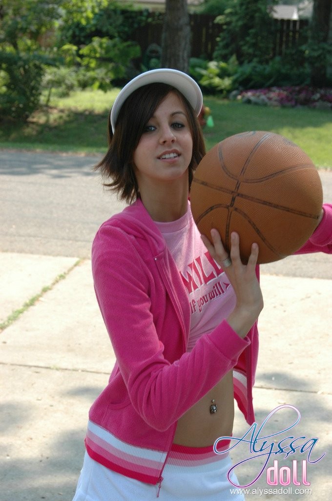 Joven jugando al baloncesto con falda
 #78633087
